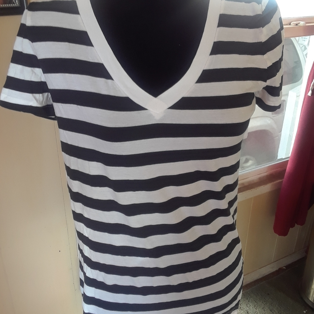 🌻NWT Black and White Stripped Tee🌻